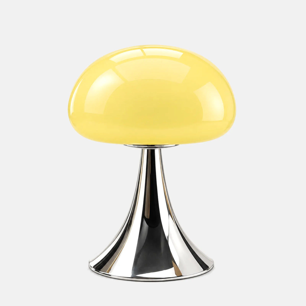 Lampe champignon chromée Satur jaune, globe en verre opalin et pied chromé, sur fond uni