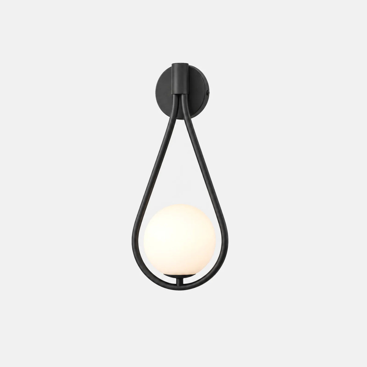 Applique de chevet Zoe noire, boucle en goutte et globe en verre opalin, sur fond uni
