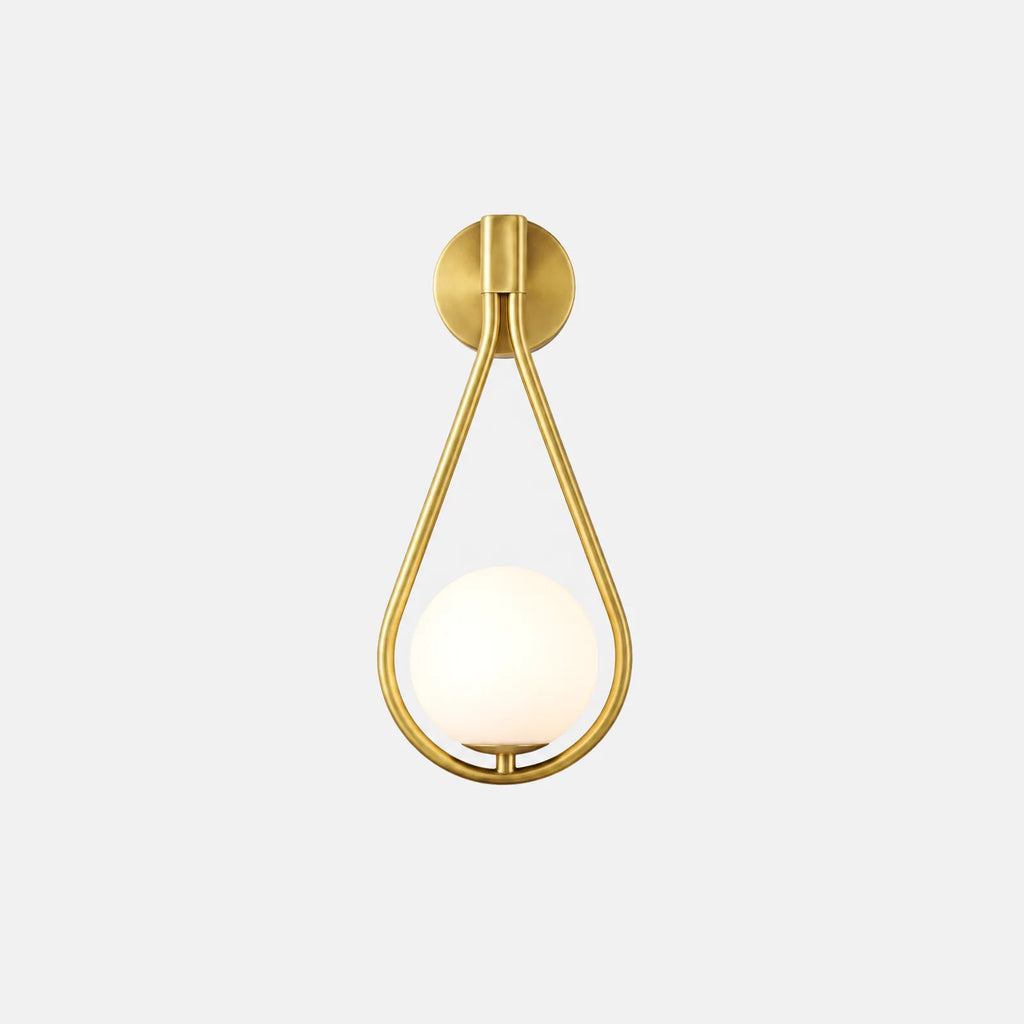 Applique de chevet Zoe dorée, boucle en goutte et globe en verre opalin, sur fond uni