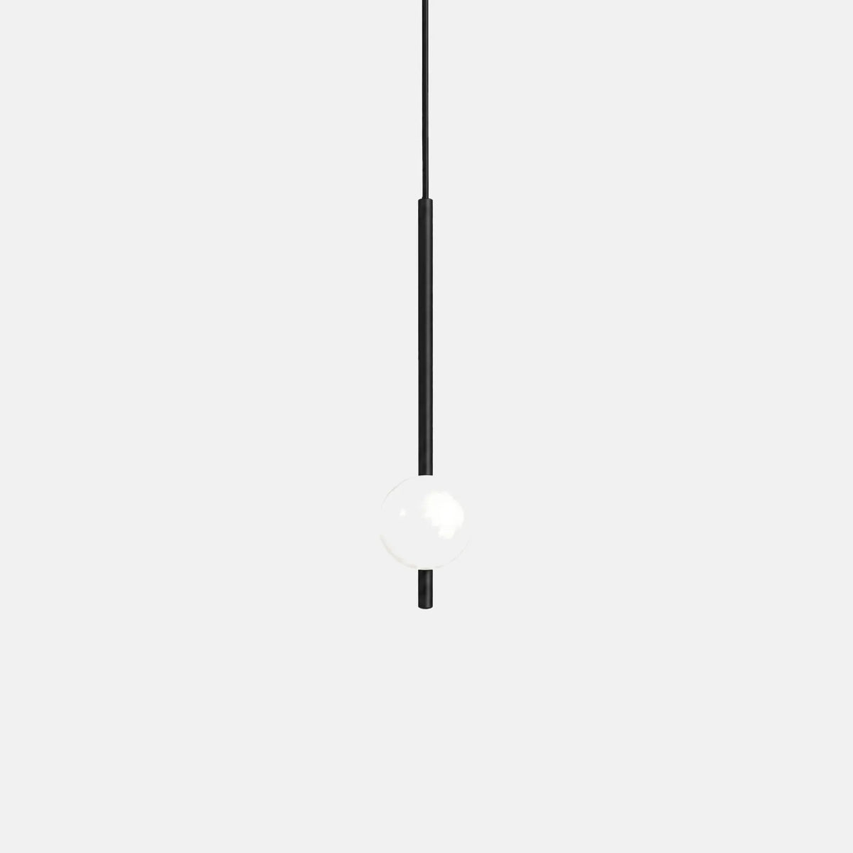Suspension Trikka 1 lumière noire, globe opalin, sur fond uni