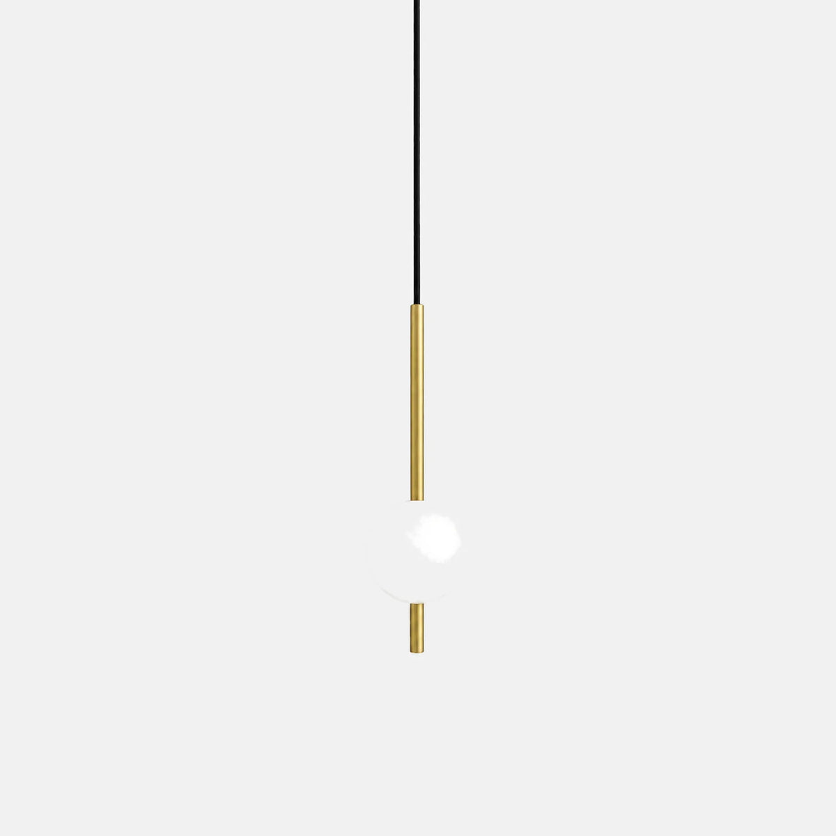 Suspension Trikka 1 lumière dorée, globe opalin, sur fond uni
