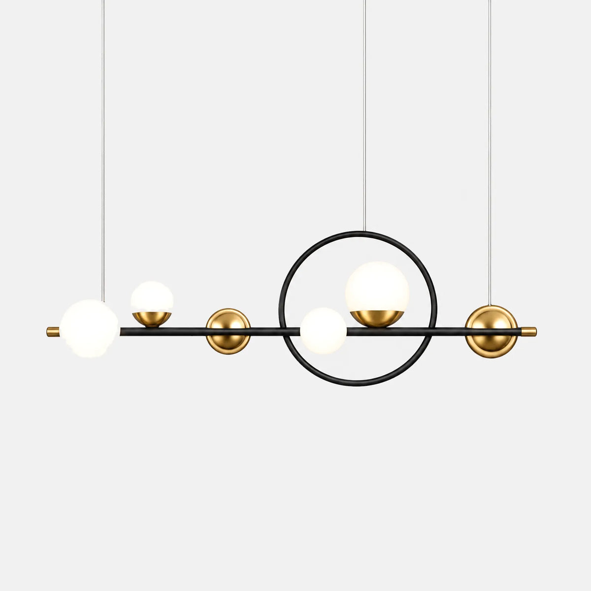 Suspension Astro, barre noire avec anneau, globes en verre opalin et sphères dorées, sur fond uni