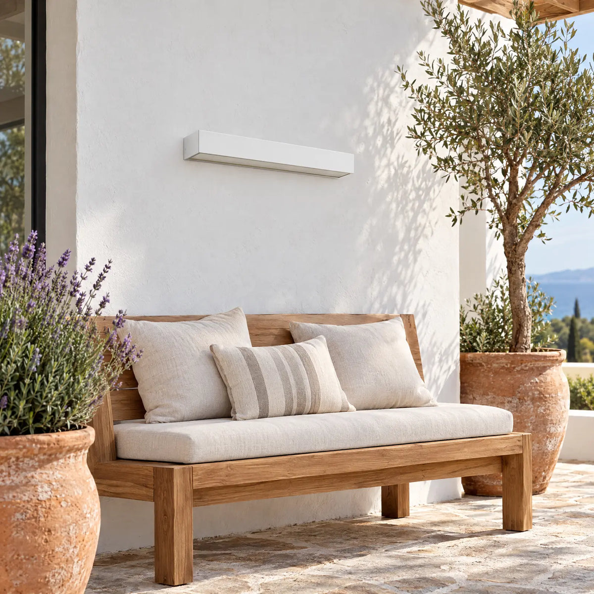 Applique Uria blanche sur le mur d'une terrasse méditerranéenne