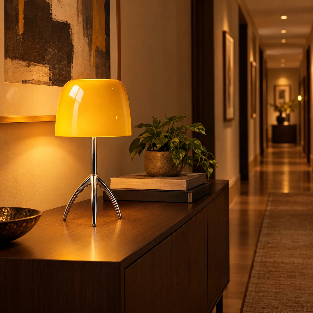Lampe Futura allumée sur une console Image