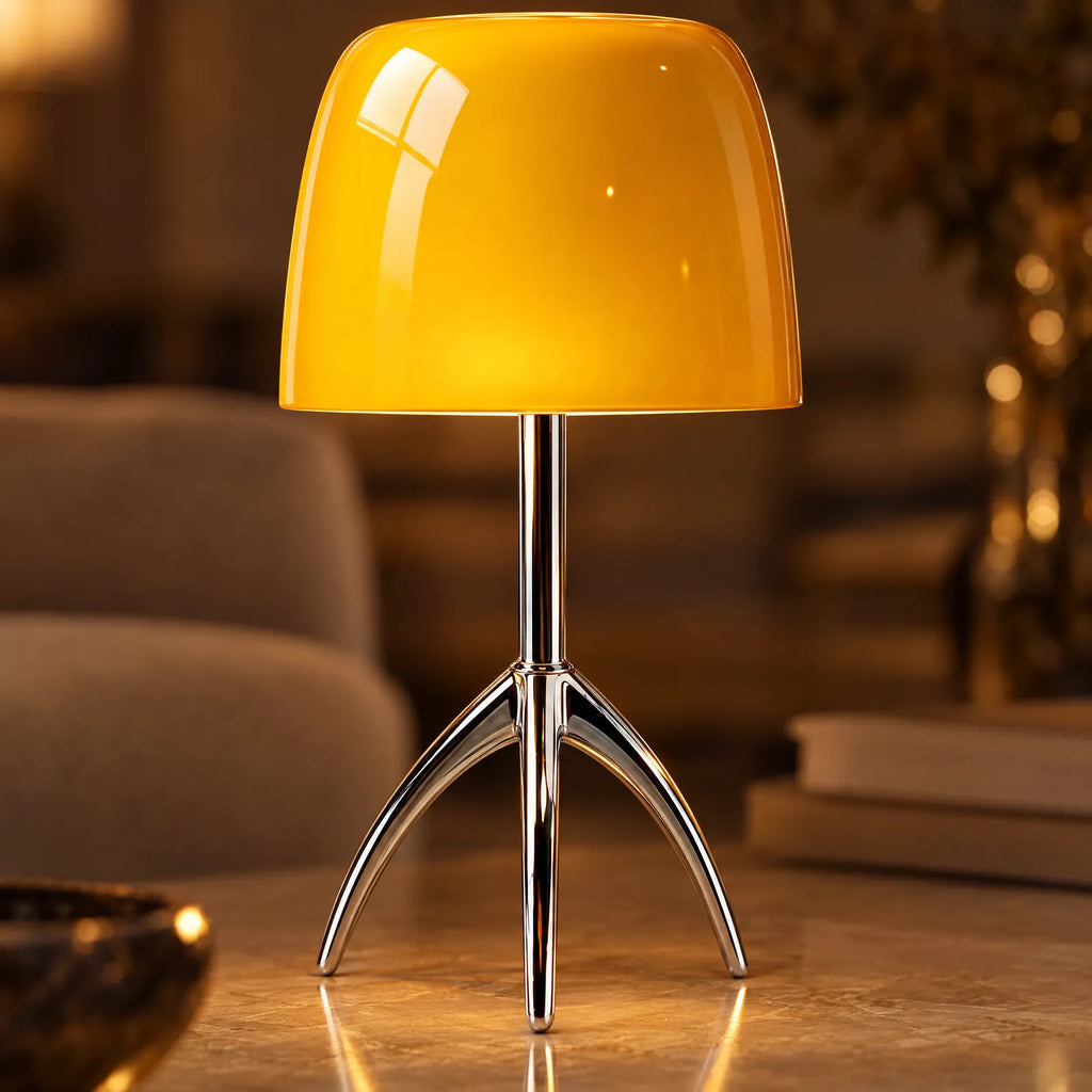 Détail du verre soufflé jaune ambré allumé de la lampe Futura