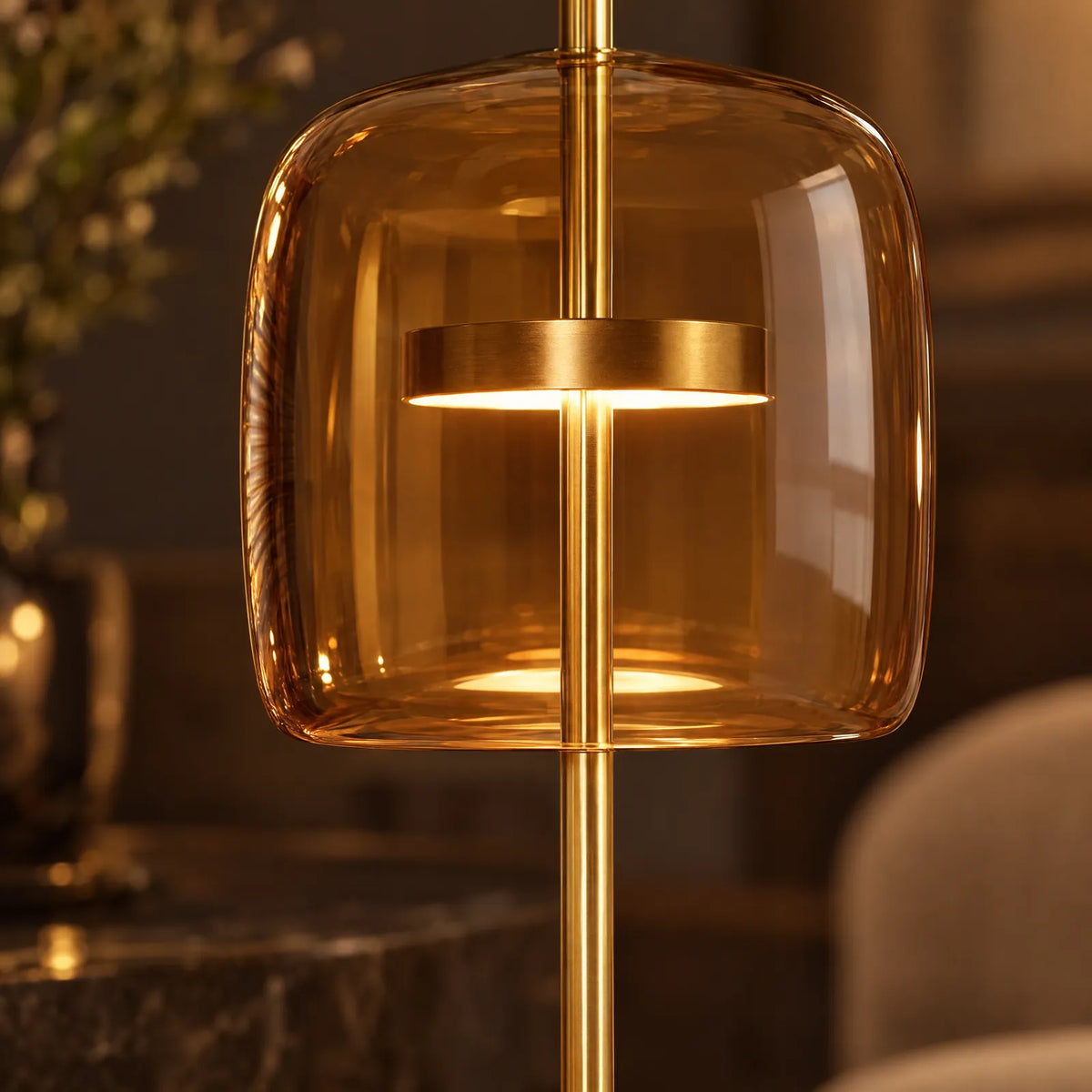Détail de l'anneau lumineux en laiton dans le verre ambré de la lampe Lumio