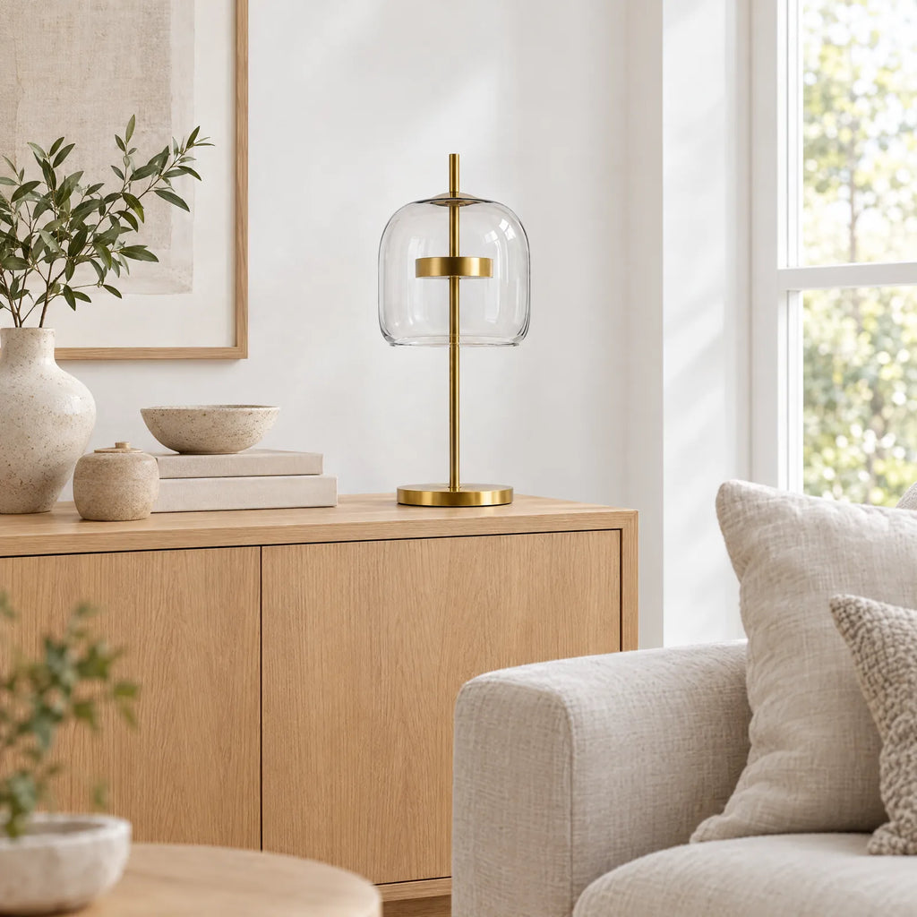 Lampe Lumio en verre transparent sur un buffet en chêne clair
