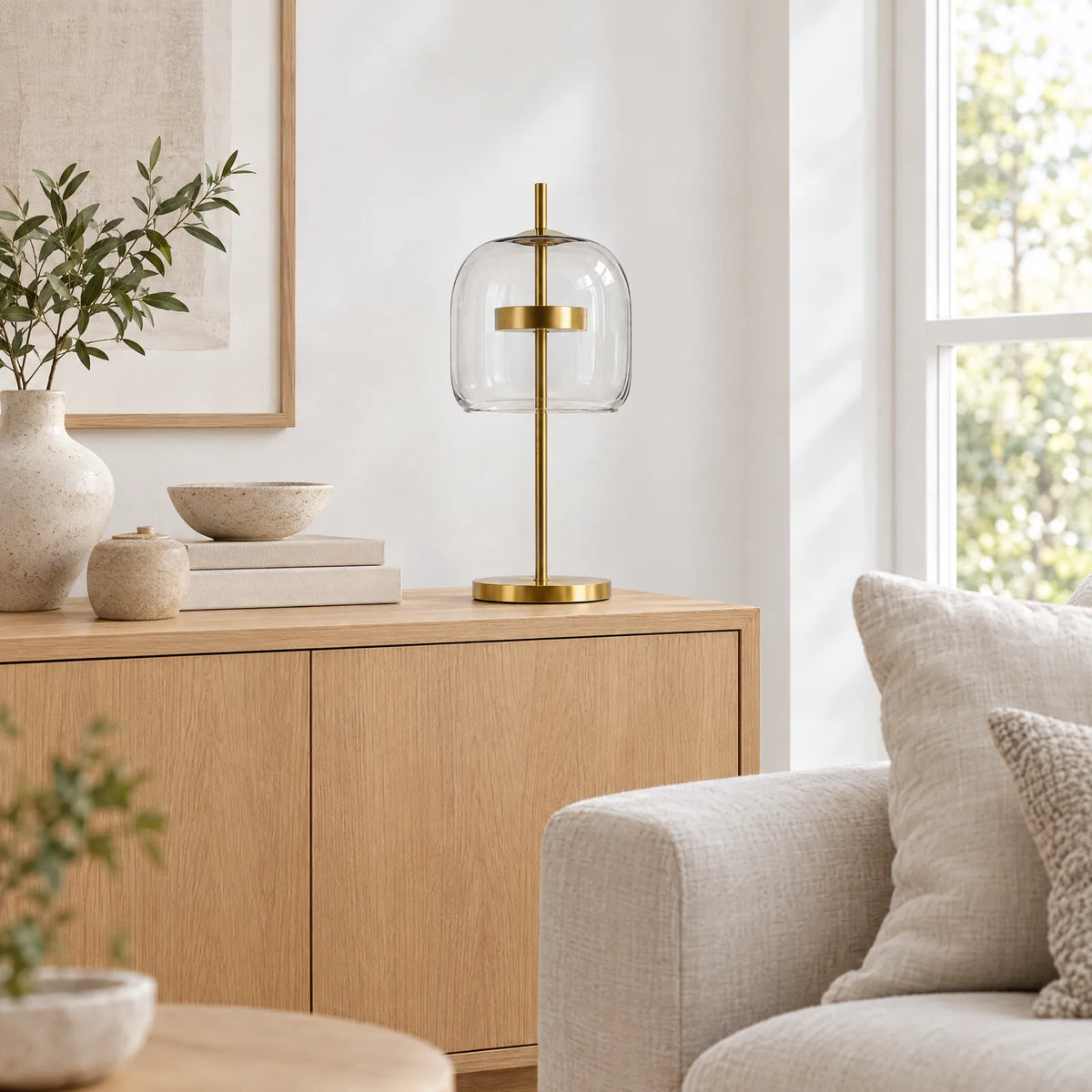 Lampe Lumio en verre transparent sur un buffet en chêne clair