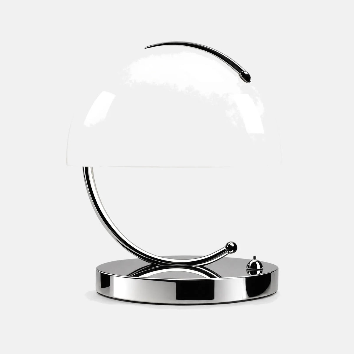 Lampe de table minimaliste Nala, dôme en verre blanc et arceau chromé, sur fond uni