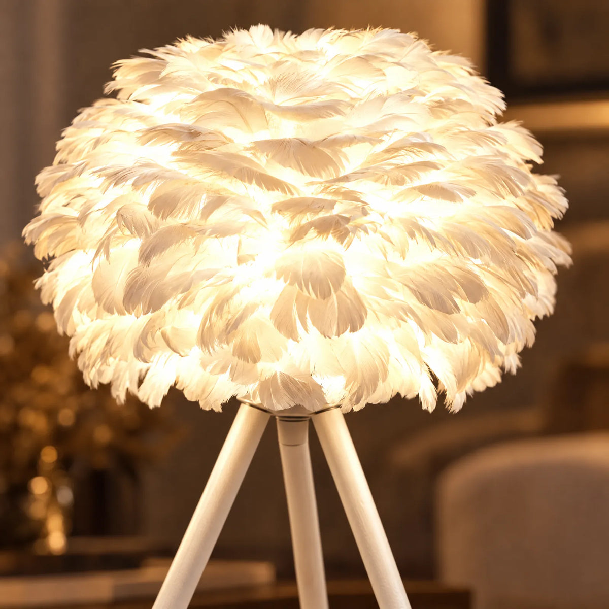Détail des plumes blanches allumées de la lampe Plumo