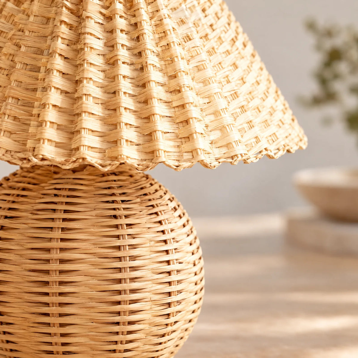 Détail du tressage en bambou naturel de la lampe Julio