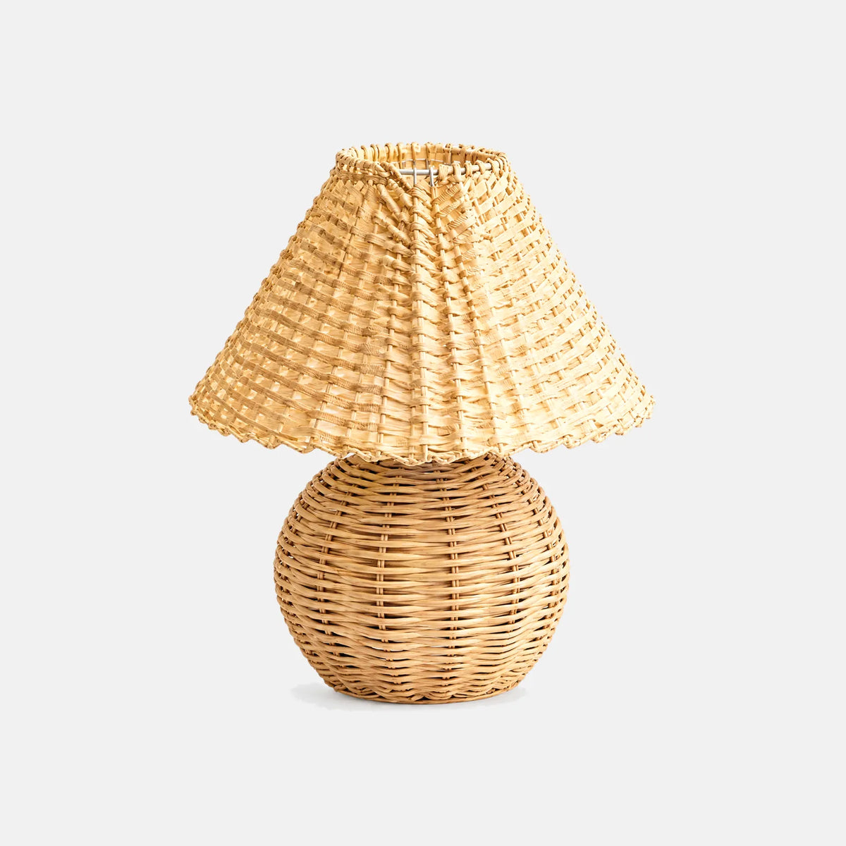 Lampe en bambou Julio, pied boule et abat-jour plissé en bambou tressé, sur fond uni