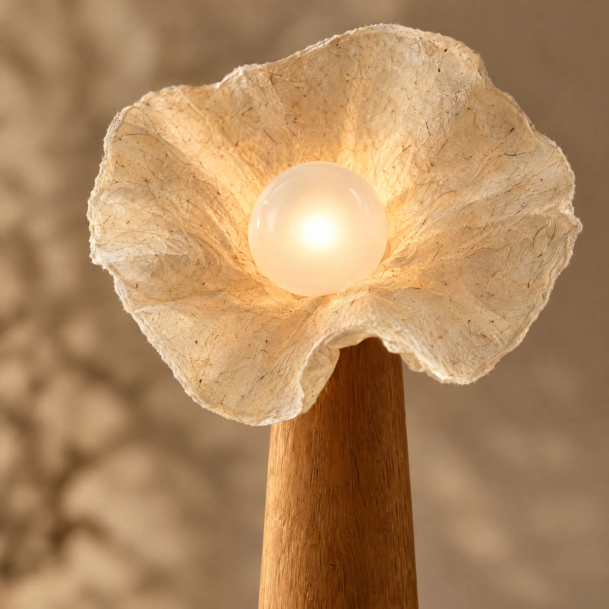 Détail de l'abat-jour fleur en papier texturé allumé de la lampe Satura