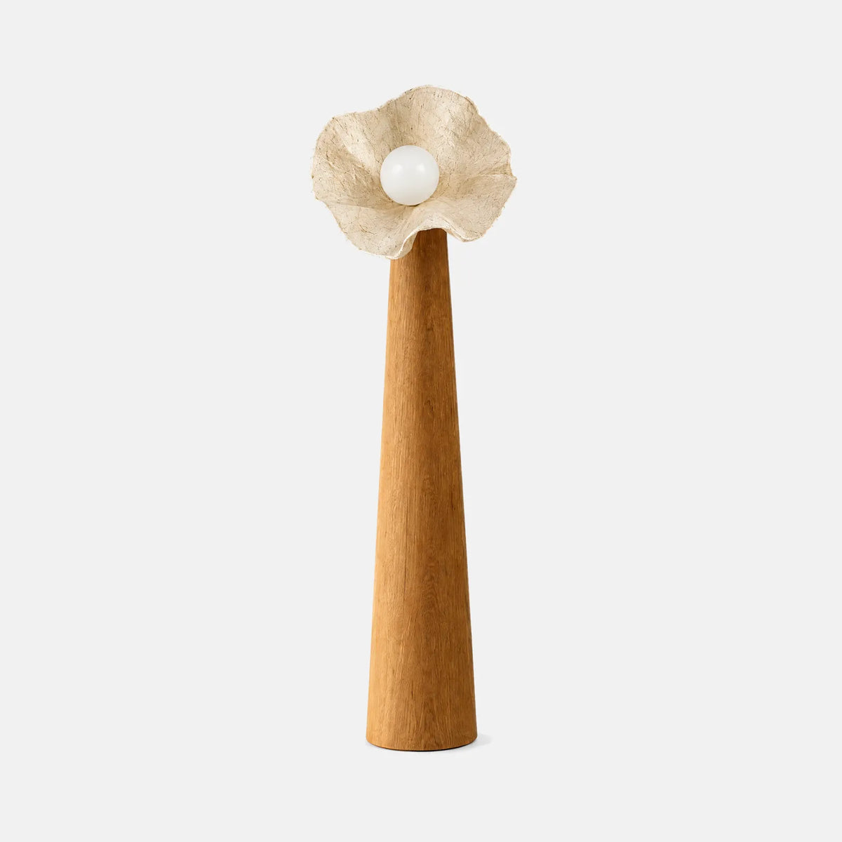 Lampe en bois massif Satura, colonne en chêne et abat-jour fleur en papier, sur fond uni