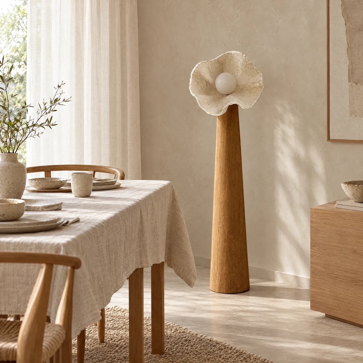 Lampe Satura à côté d'une table à manger en chêne