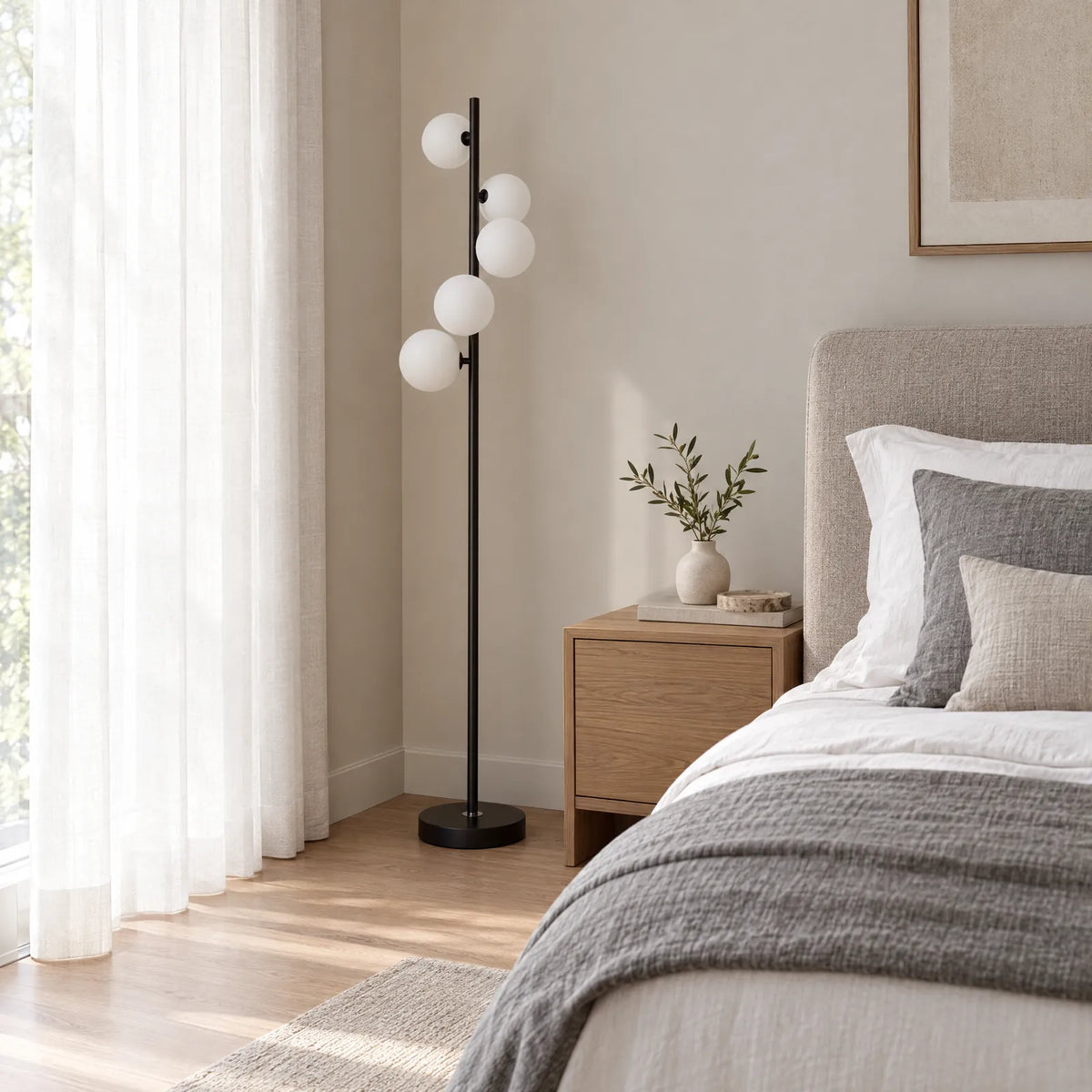 Lampadaire Polia noir dans une chambre lumineuse