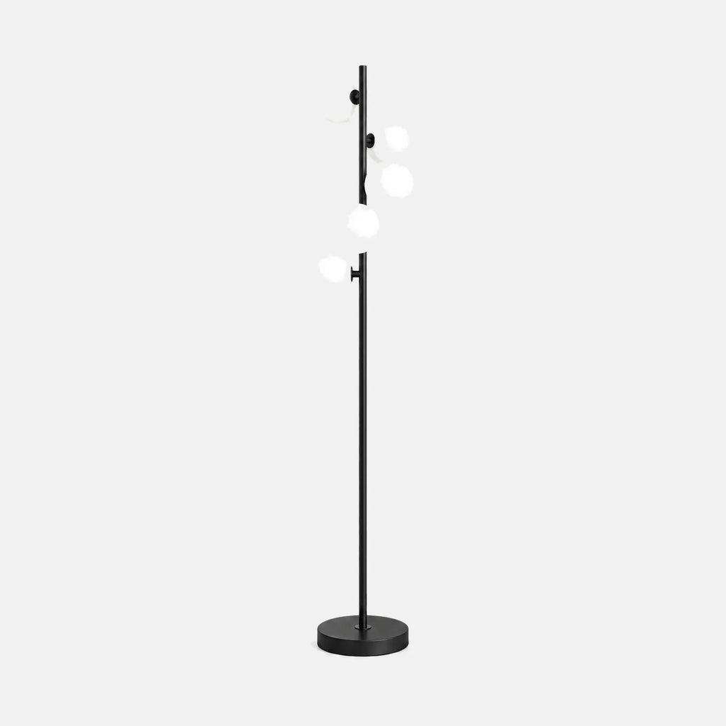 Lampadaire Polia noir, cinq globes en verre opalin et socle noir, sur fond uni