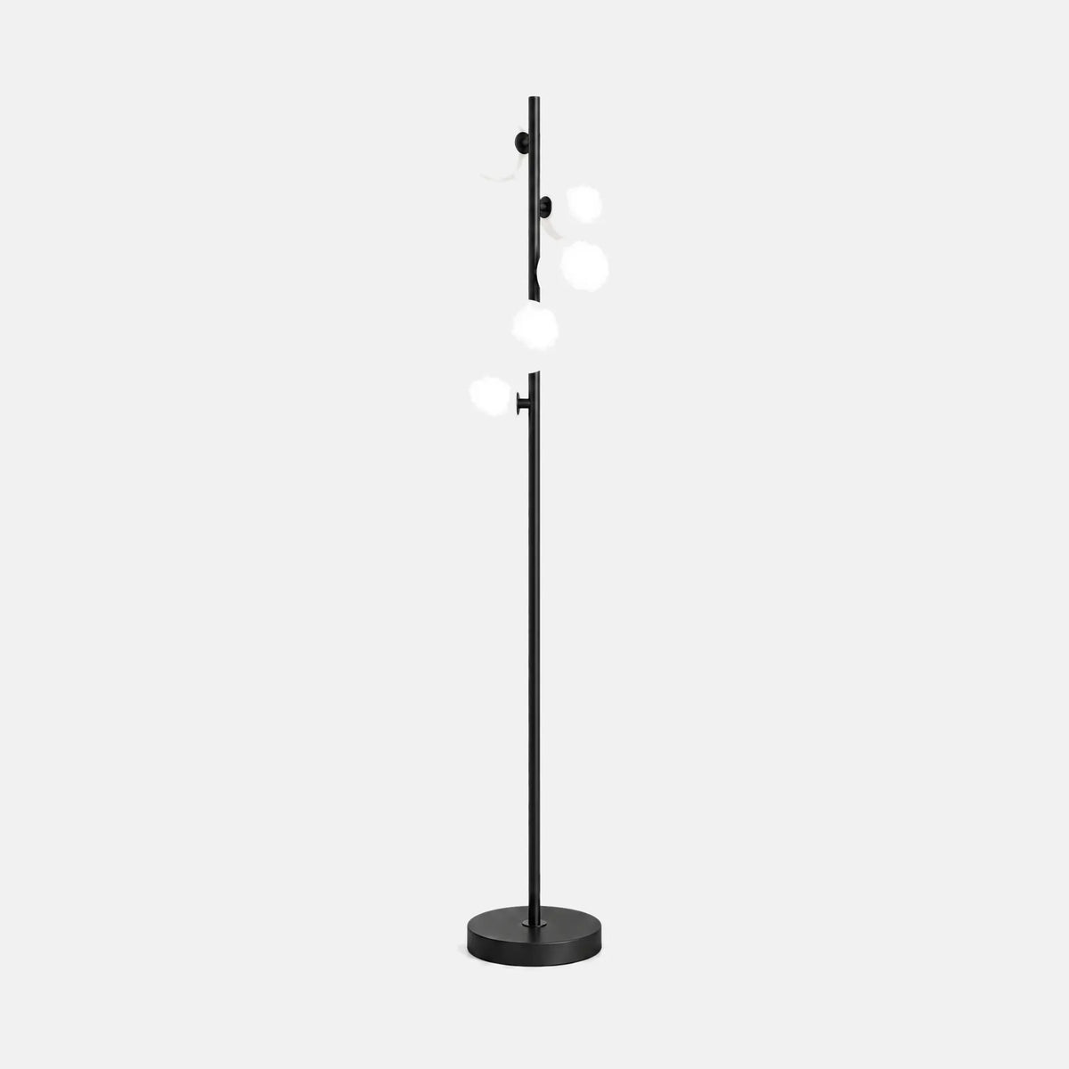 Lampadaire Polia noir, cinq globes en verre opalin et socle noir, sur fond uni