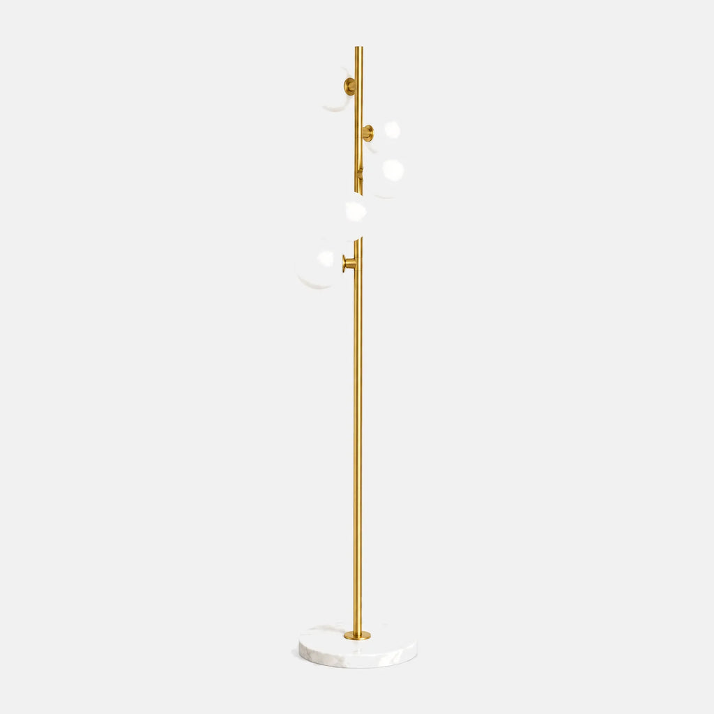 Lampadaire Polia doré, cinq globes en verre opalin et socle en marbre blanc, sur fond uni