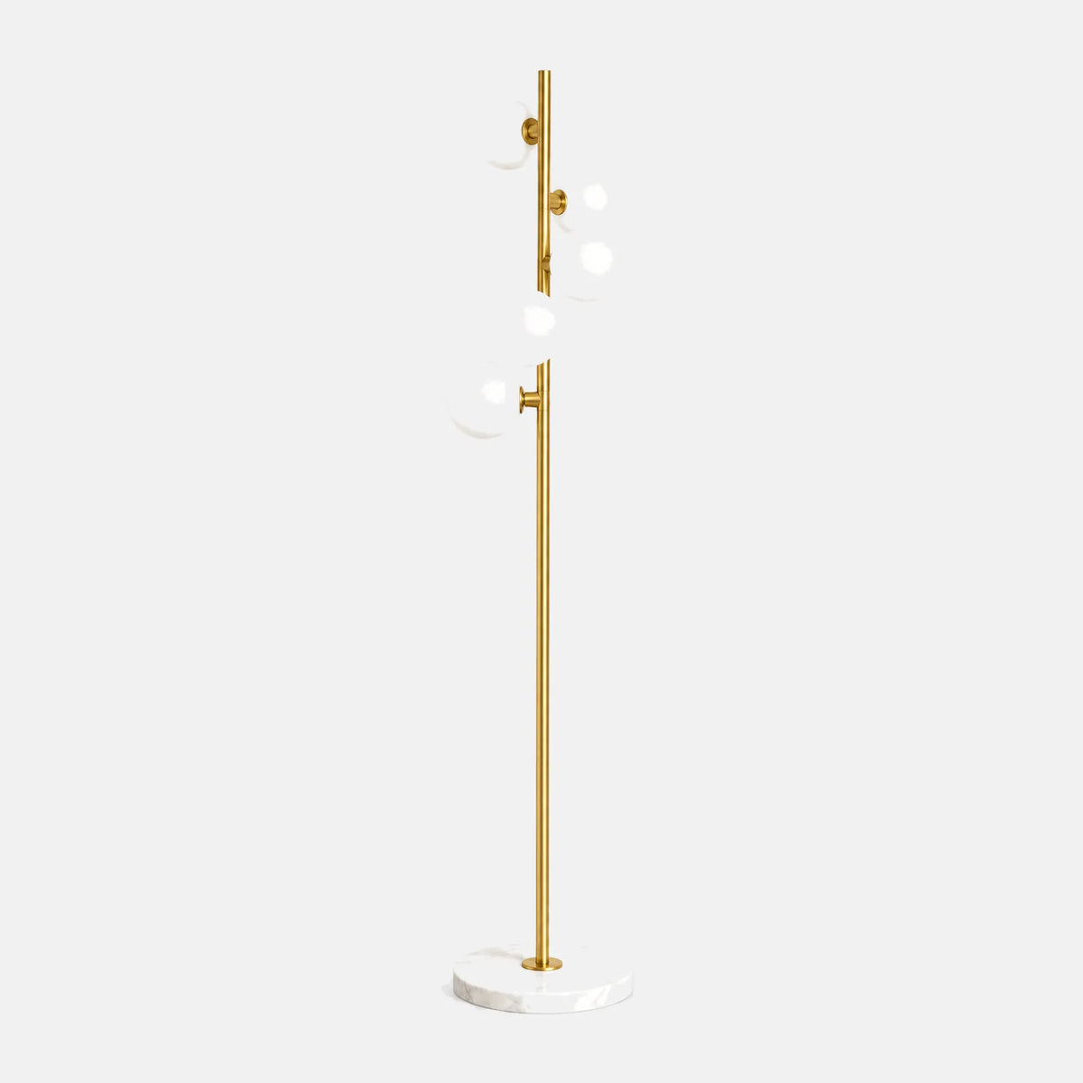 Lampadaire Polia doré, cinq globes en verre opalin et socle en marbre blanc, sur fond uni