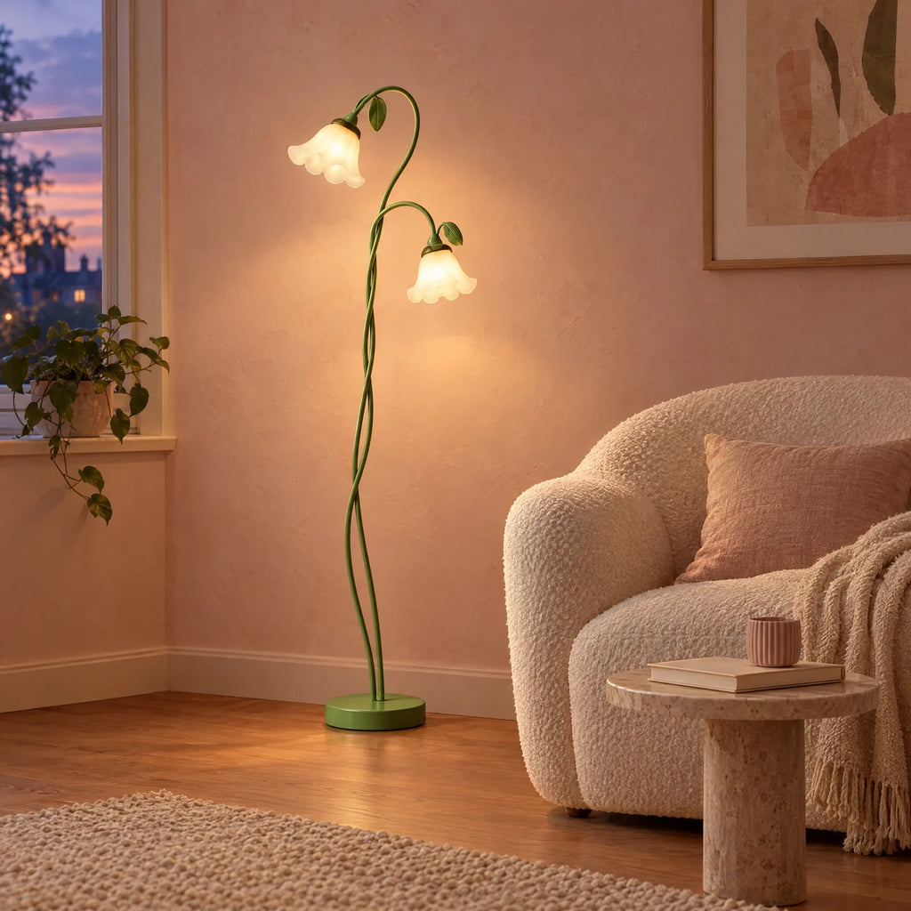 Lampadaire floral Lila allumé dans un salon