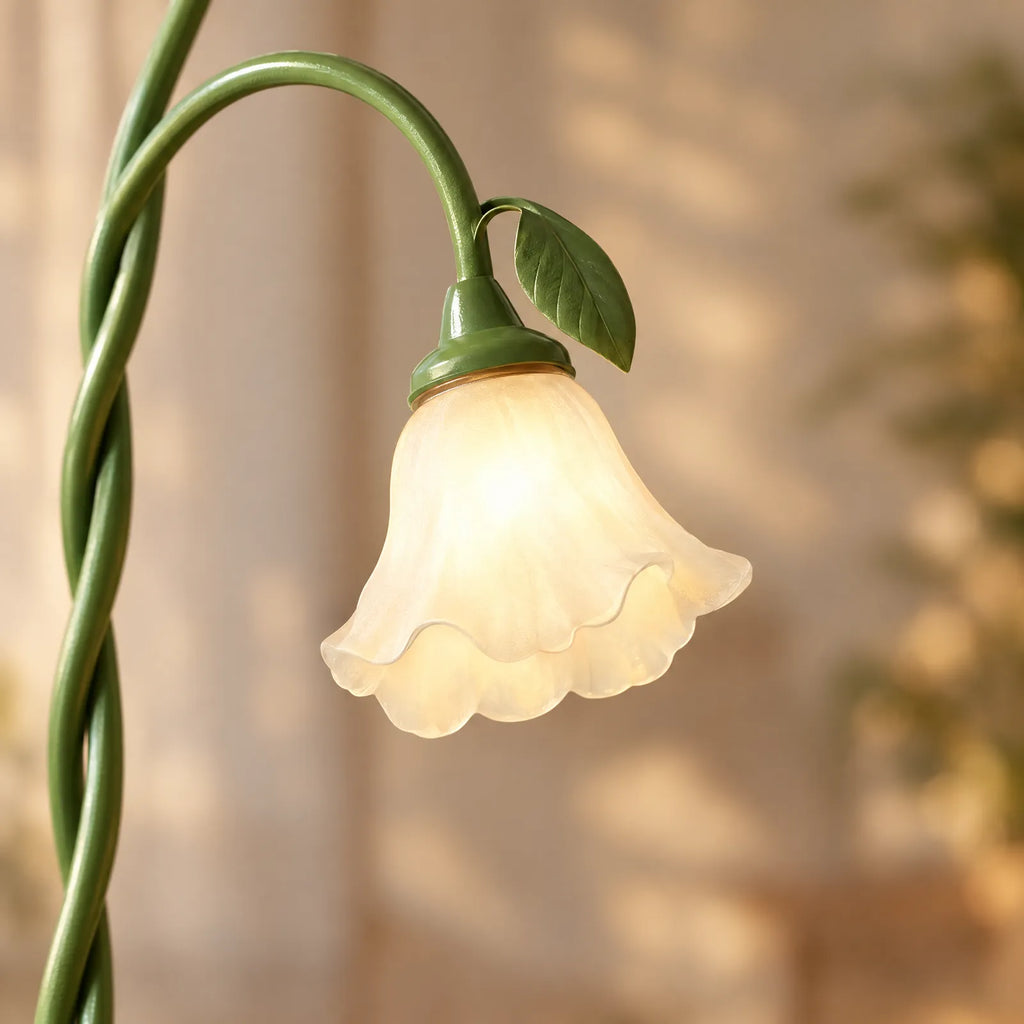 Détail d'une tulipe en verre du lampadaire floral Lila