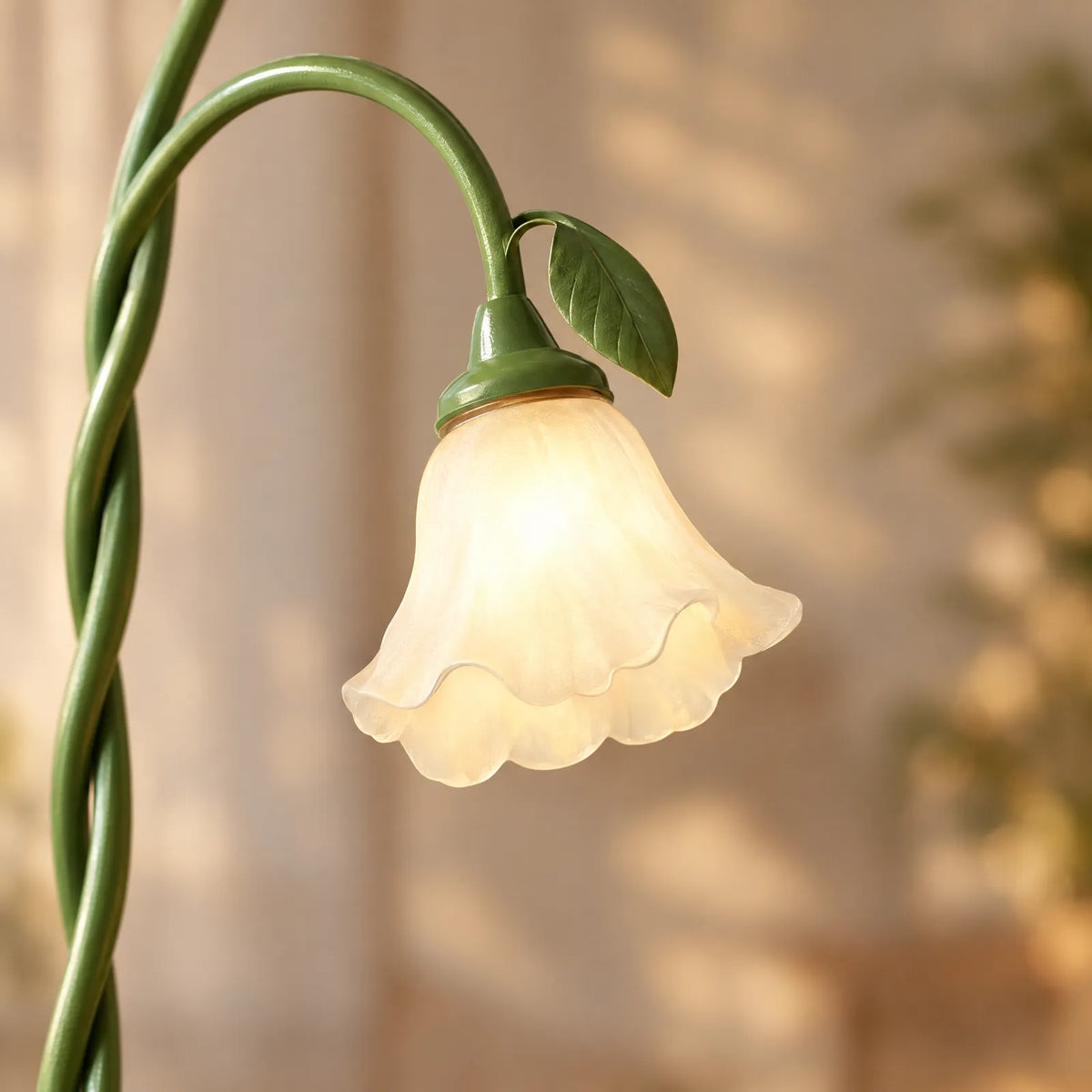 Détail d'une tulipe en verre du lampadaire floral Lila