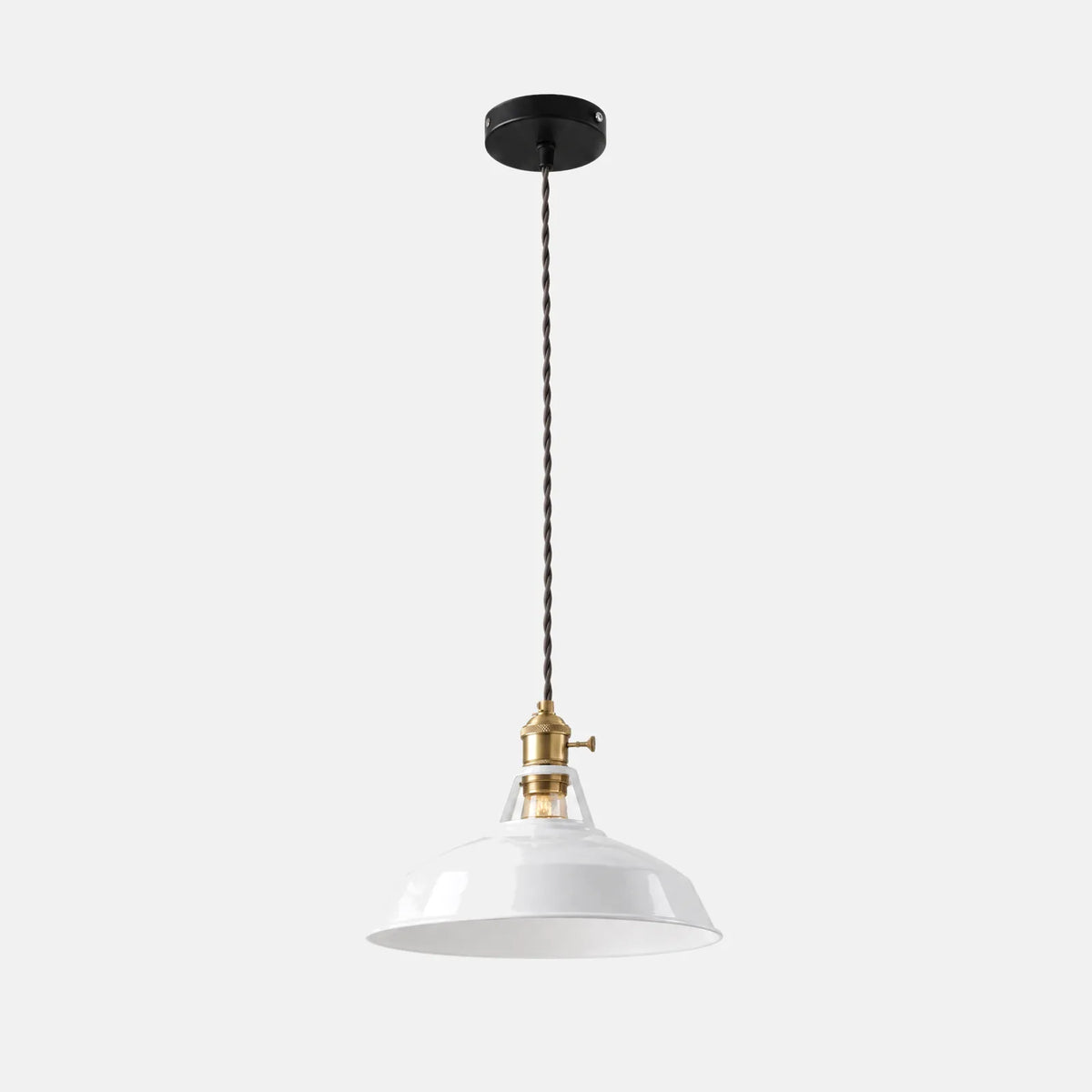 Lampe industrielle suspendue Vitro blanche, abat-jour émaillé et douille en laiton, sur fond uni