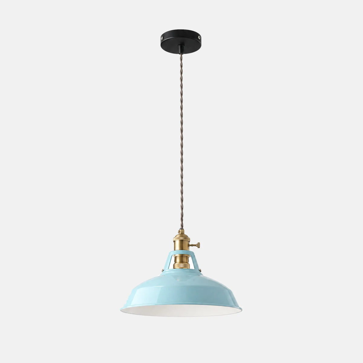 Lampe industrielle suspendue Vitro bleu ciel, abat-jour émaillé et douille en laiton, sur fond uni