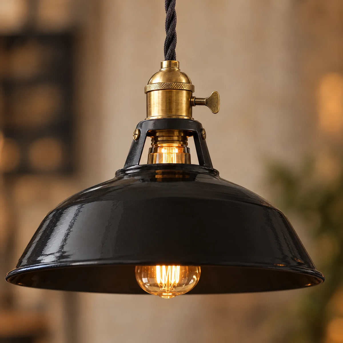 Détail de la douille vintage en laiton avec interrupteur et du câble torsadé de la suspension Vitro