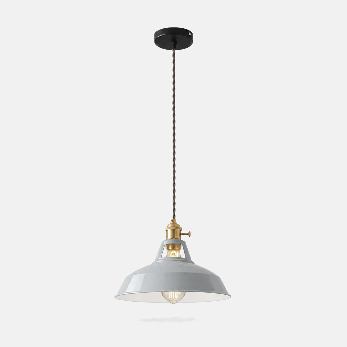 Lampe industrielle suspendue Vitro grise, abat-jour émaillé et douille en laiton, sur fond uni