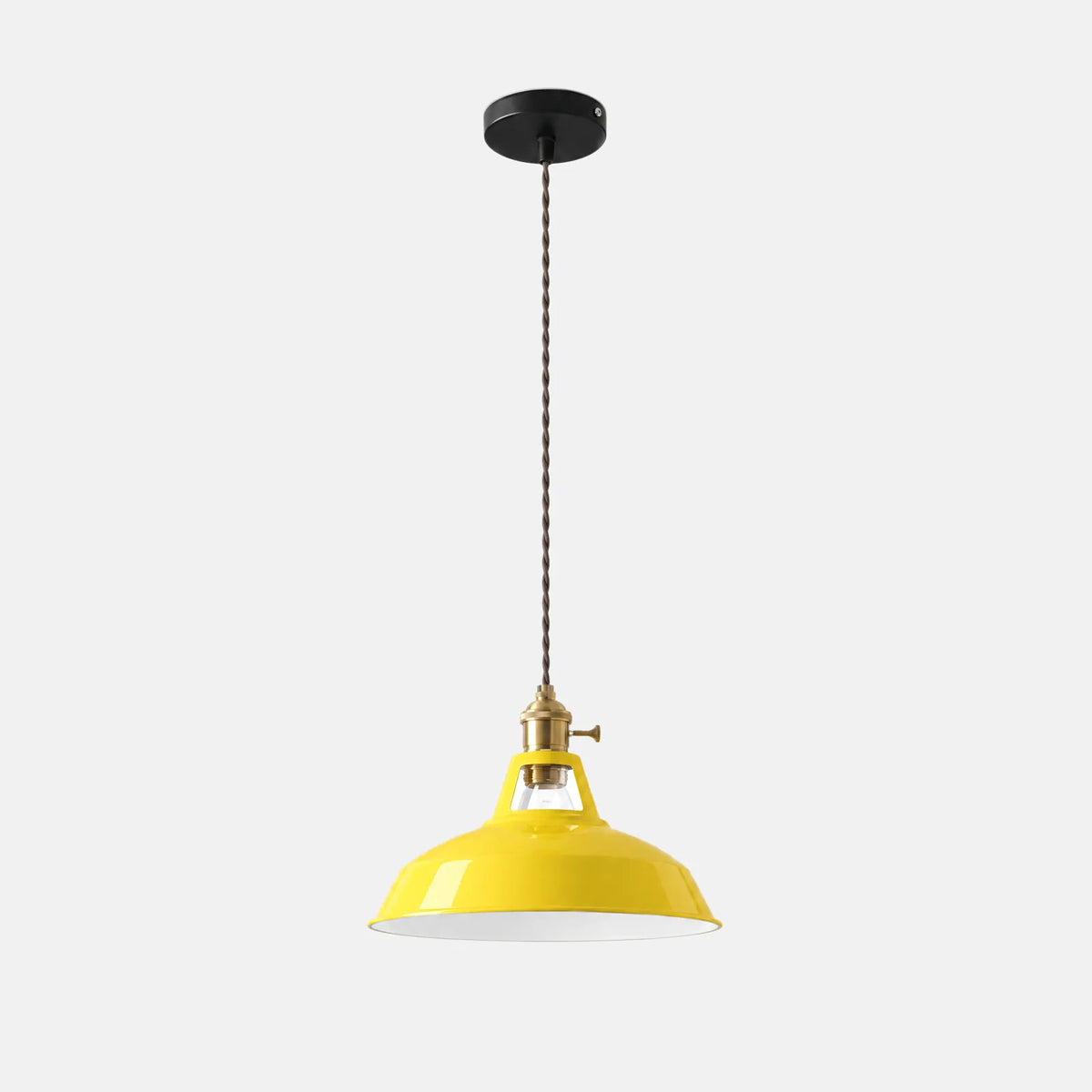 Lampe industrielle suspendue Vitro jaune, abat-jour émaillé et douille en laiton, sur fond uni