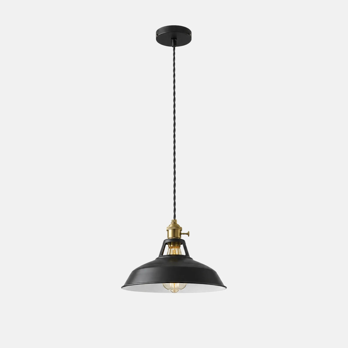 Lampe industrielle suspendue Vitro noire, abat-jour émaillé et douille en laiton, sur fond uni