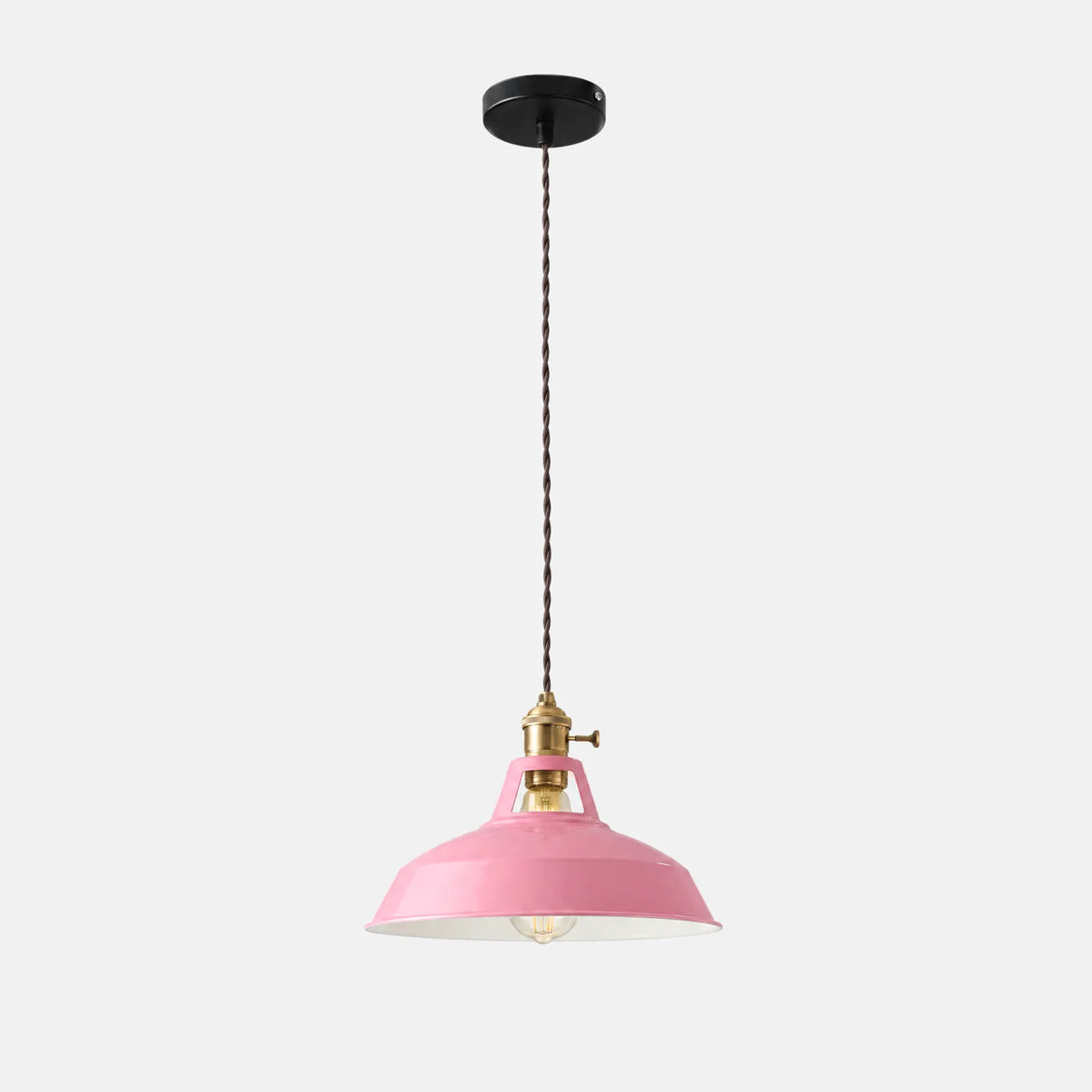 Lampe industrielle suspendue Vitro rose, abat-jour émaillé et douille en laiton, sur fond uni