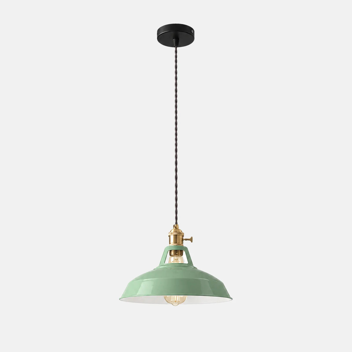 Lampe industrielle suspendue Vitro vert d'eau, abat-jour émaillé et douille en laiton, sur fond uni