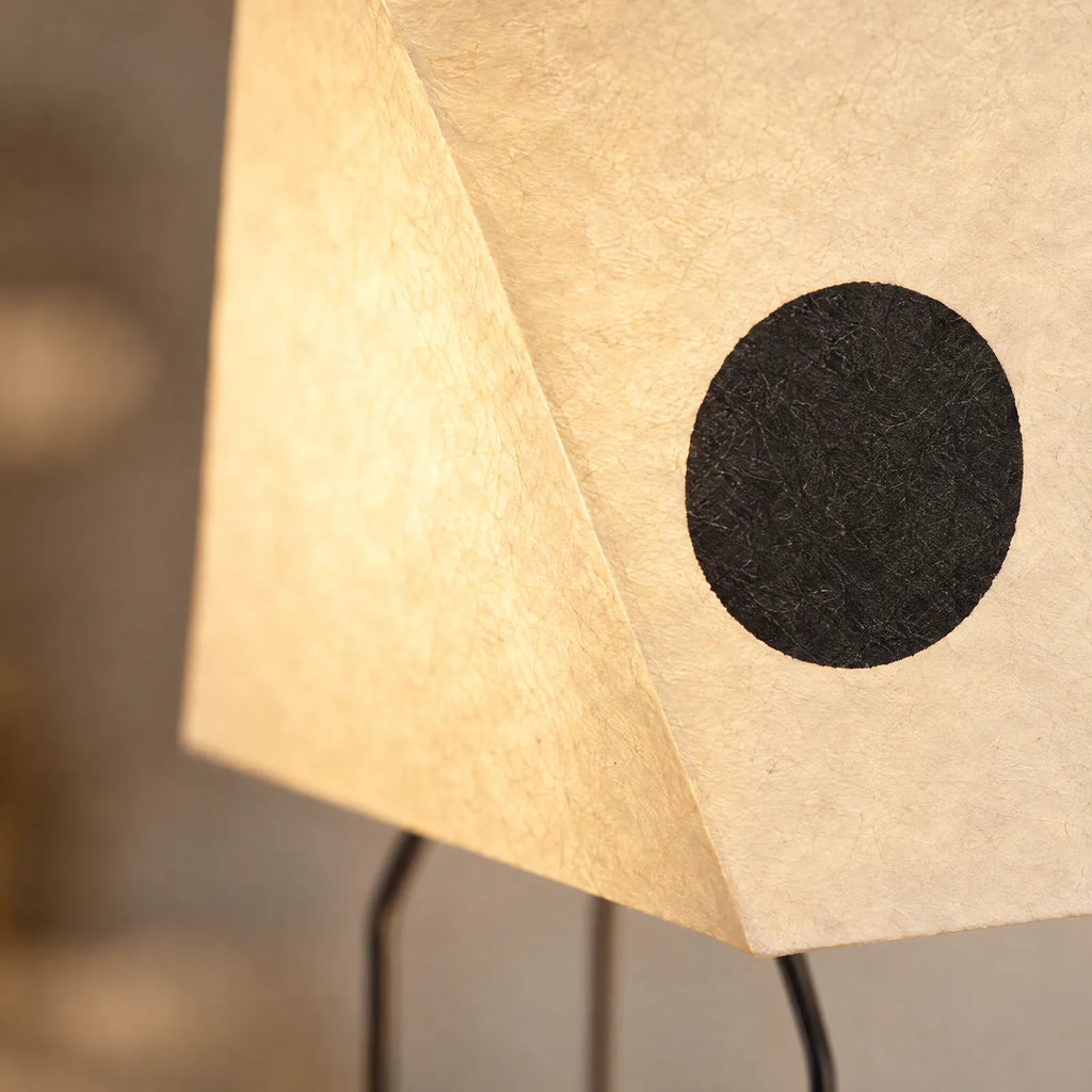 Détail du papier de riz washi allumé et d'un pois noir de la lampe Jiro