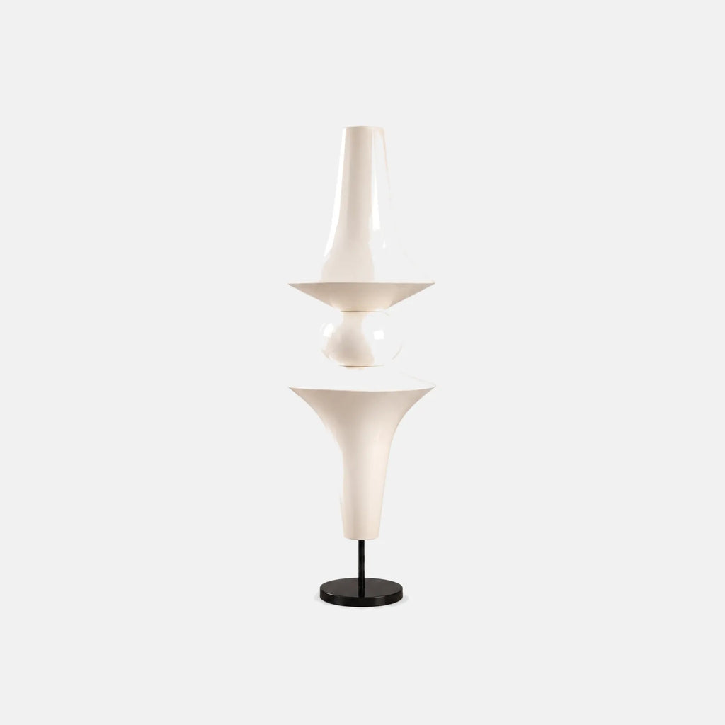 Lampe japonaise sur pied Hyto, silhouette sculpturale blanche laquée sur pied noir, sur fond uni