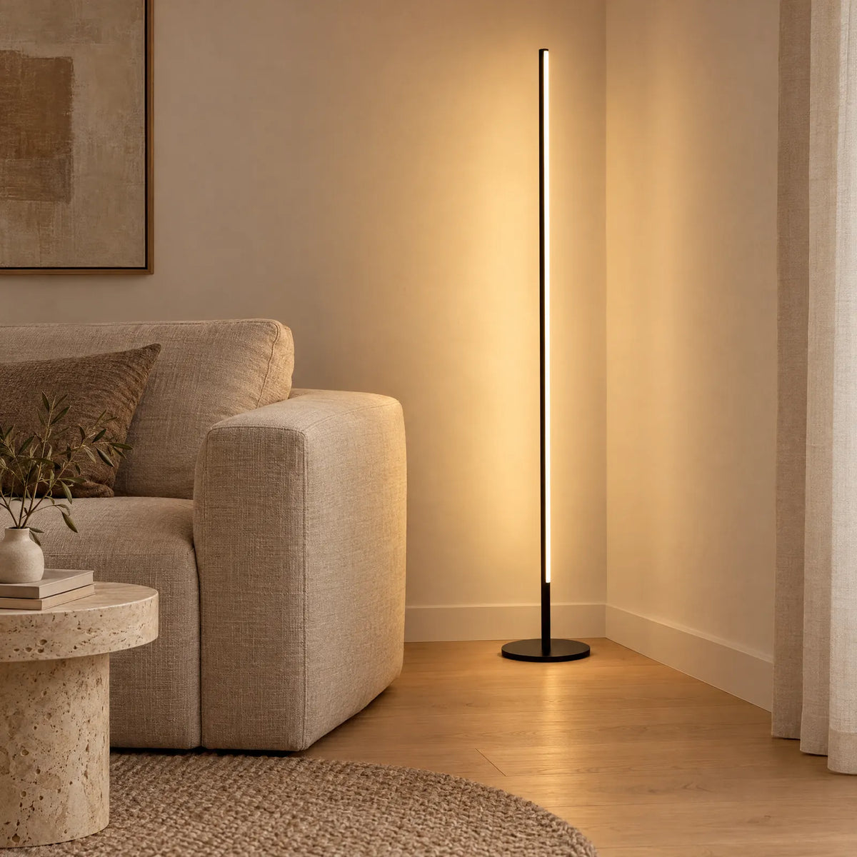 Lampe sur pied Otra allumée dans un coin de salon, lumière chaude