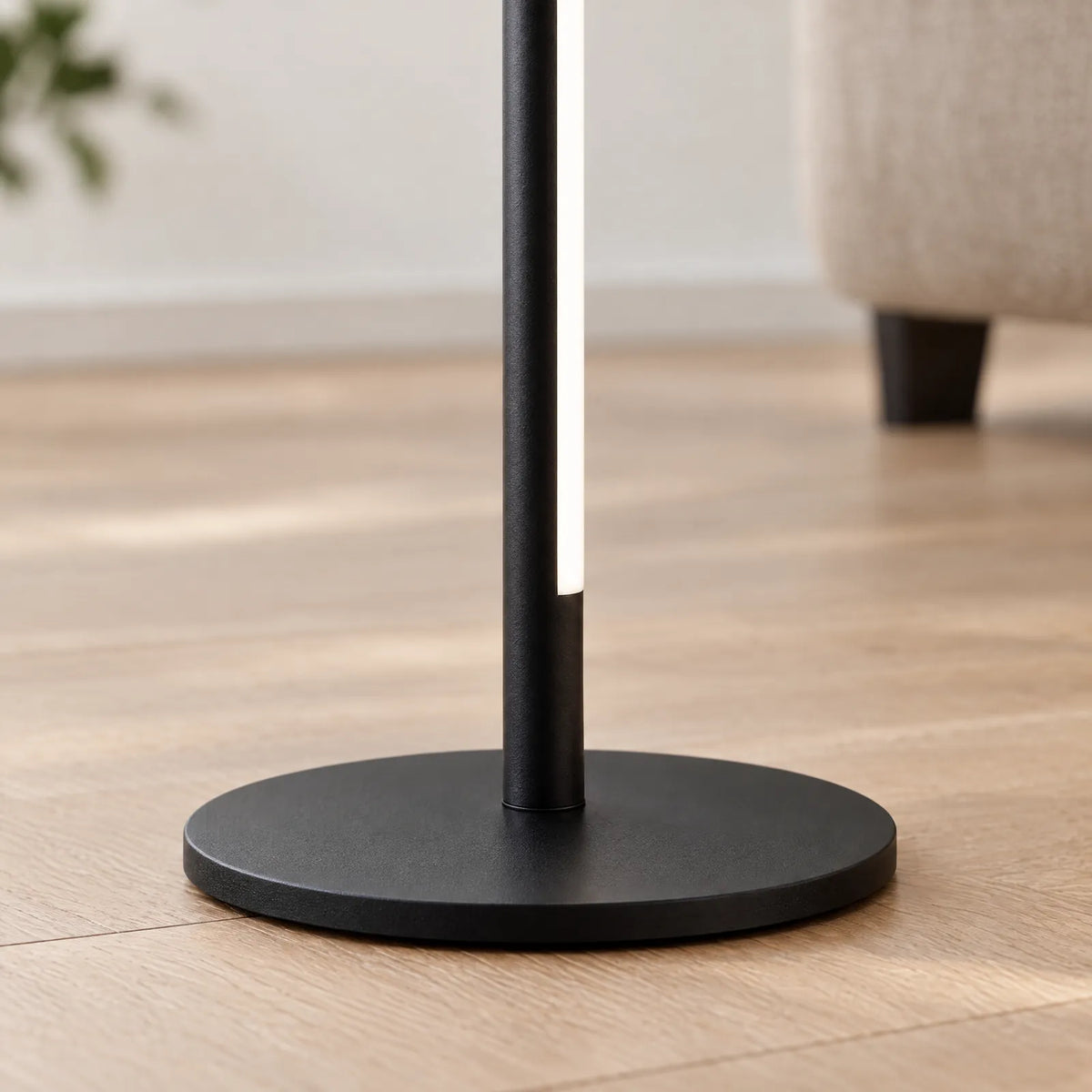 Socle rond en métal peint noir et bandeau LED de la lampe sur pied Otra