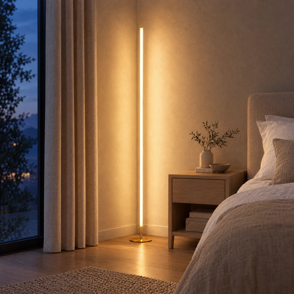 Lampe sur pied Otra dorée allumée dans une chambre