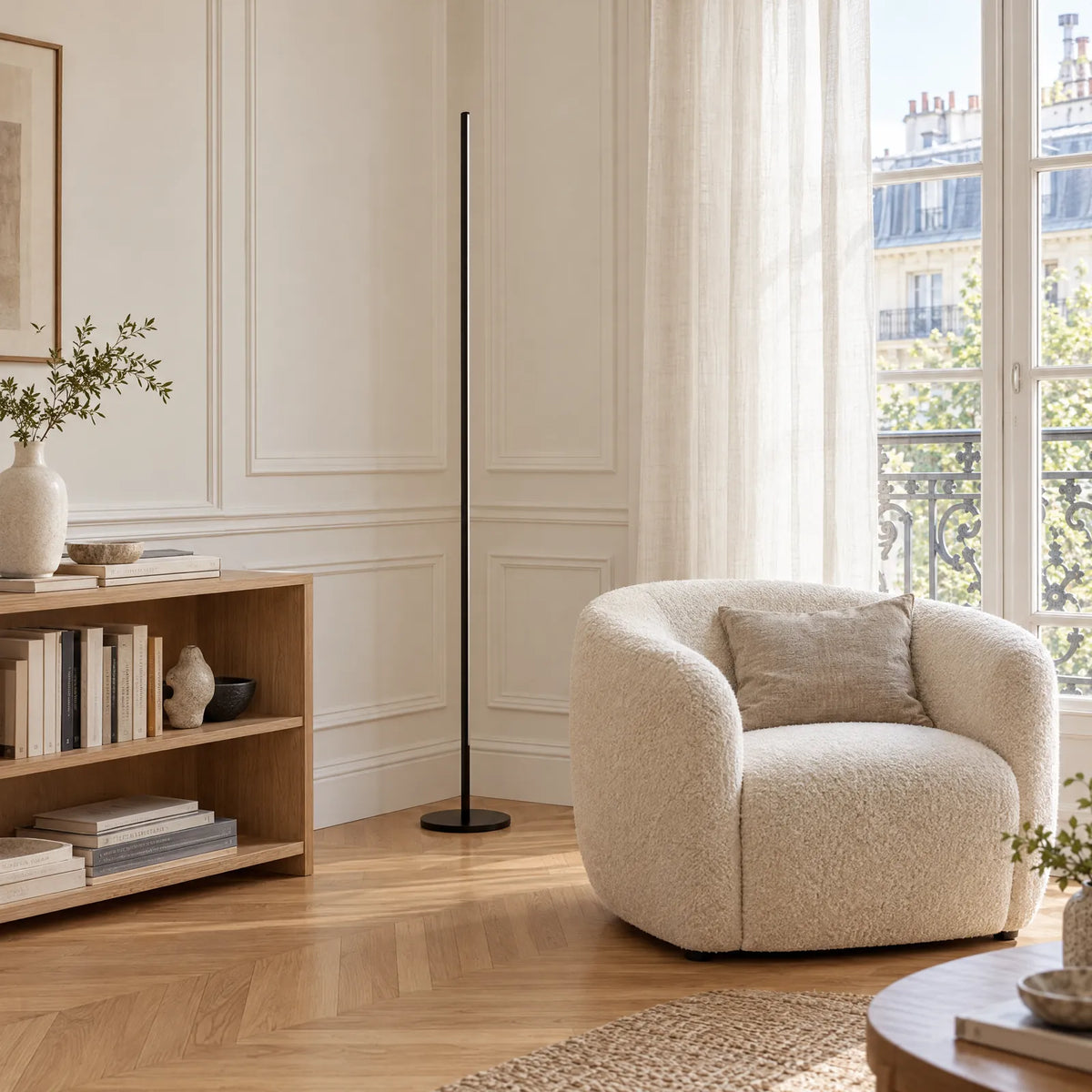 Lampe LED design sur pied Otra noire dans un salon parisien lumineux