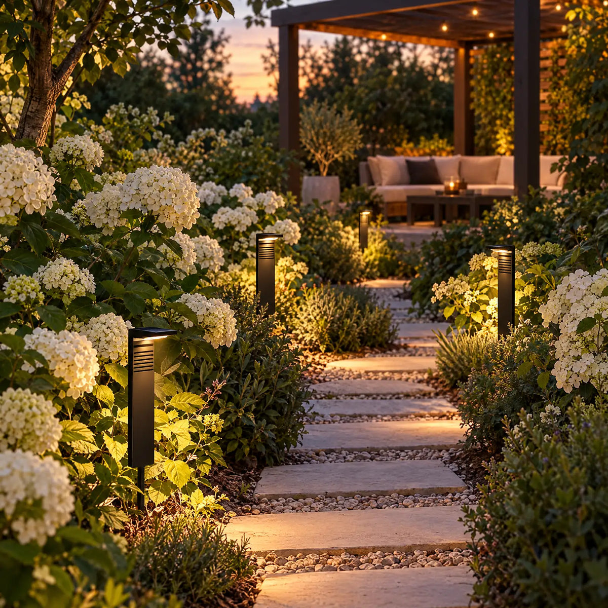 Lampes solaires Zatis allumées le long d'une allée de jardin