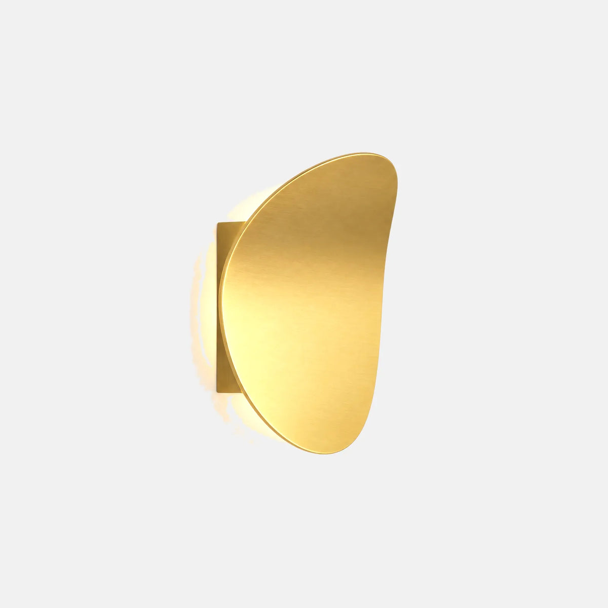 Applique LED Bolio dorée, disque ovale asymétrique rétroéclairé, sur fond uni