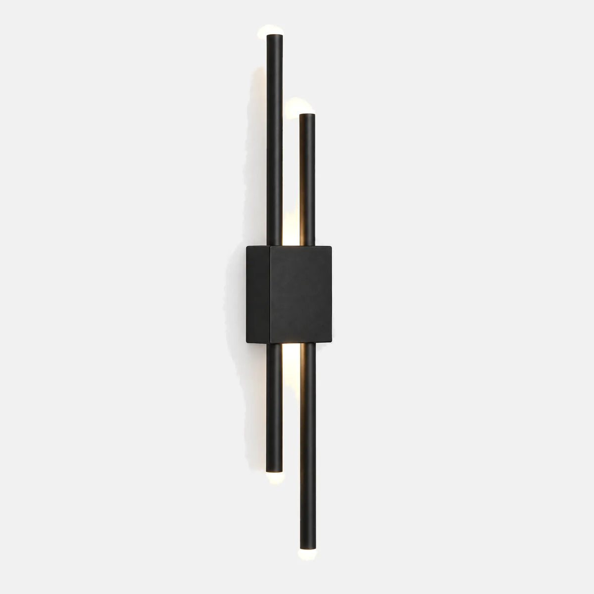 Applique LED Viva noire à deux barres lumineuses décalées, sur fond uni