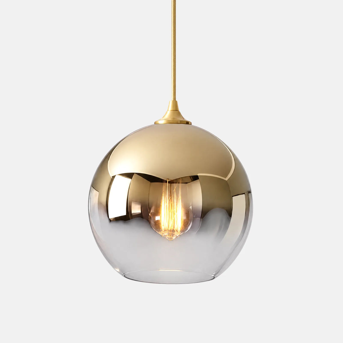 Suspension boule Oxy en verre dégradé doré miroir, sur fond uni