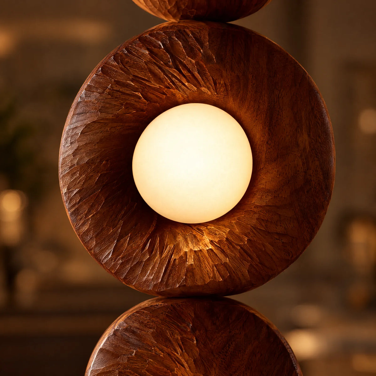 Détail d'un anneau en bois sculpté et de son verre dépoli allumé, lampe Rota