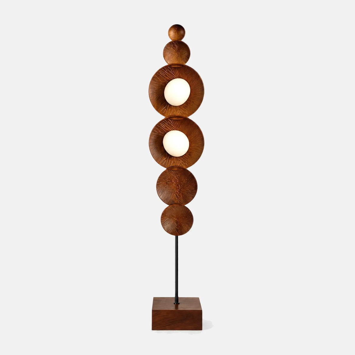 Lampe sur pied design en bois Rota, disques et anneaux en bois sculpté sur tige noire, sur fond uni