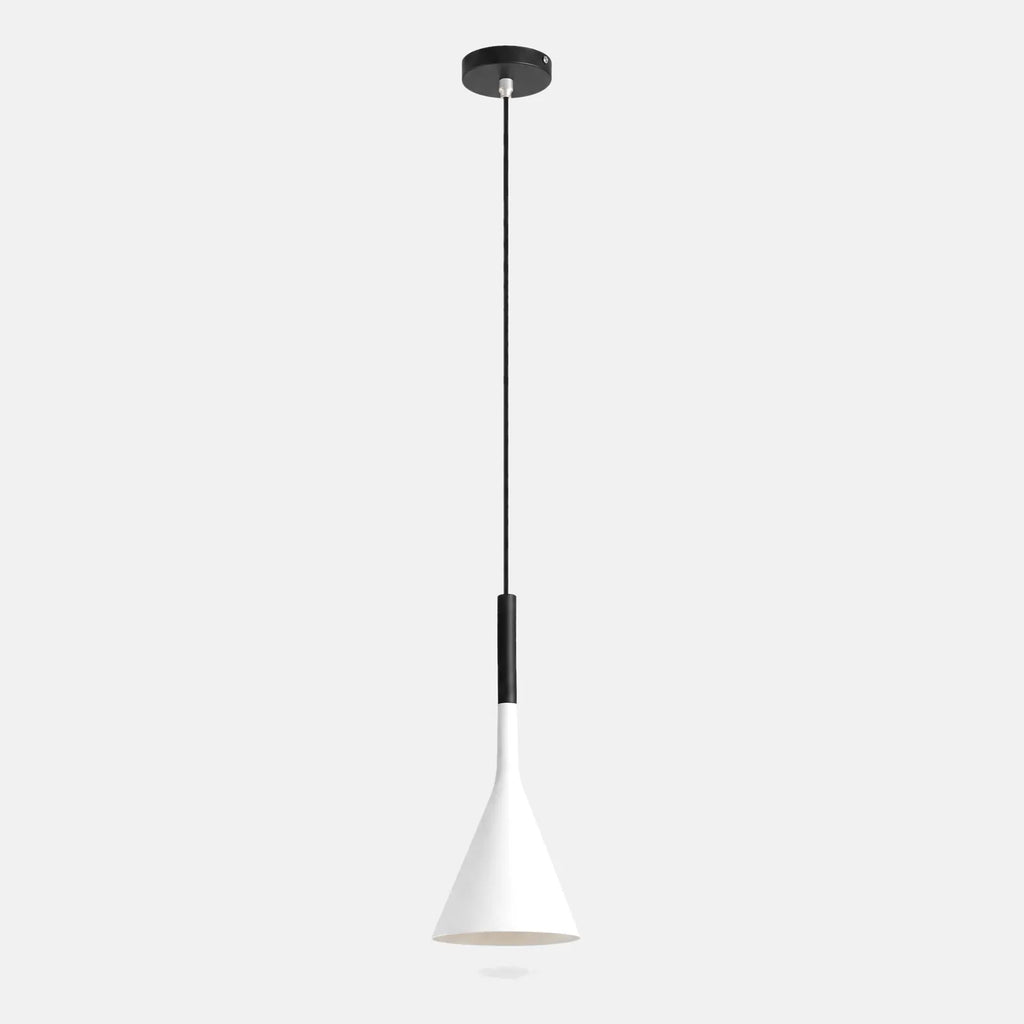 Lampe suspendue moderne Actis blanche, abat-jour conique en métal, sur fond uni