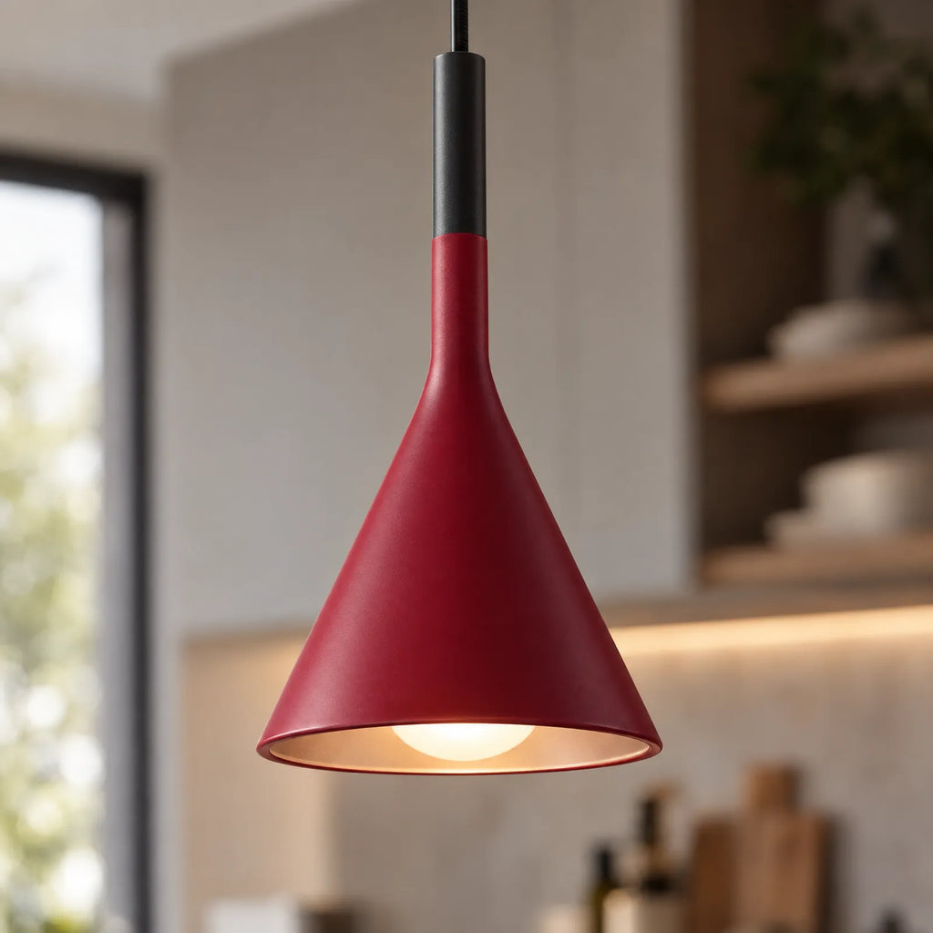 Détail de l'abat-jour conique rouge allumé de la suspension Actis
