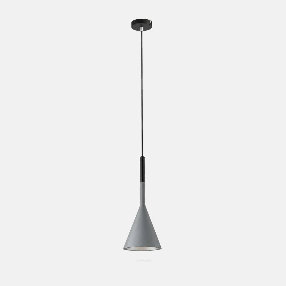 Lampe suspendue moderne Actis grise, abat-jour conique en métal, sur fond uni